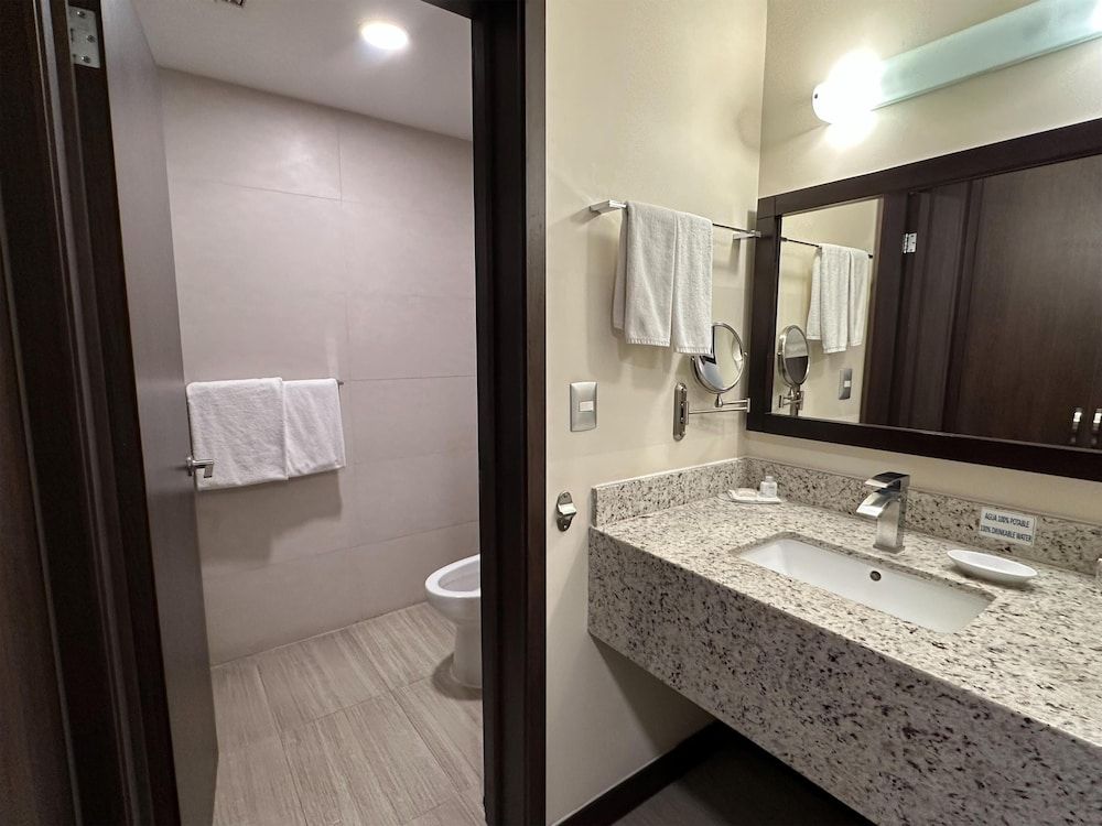 Best Western Plus Chihuahua Juventud Standard Room, 2 Queen Beds, Non Smoking, Refrigerator 10