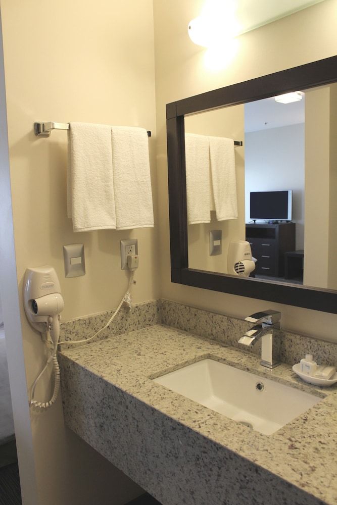 Best Western Plus Chihuahua Juventud Standard Room, 1 King Bed, Non Smoking, Refrigerator 11