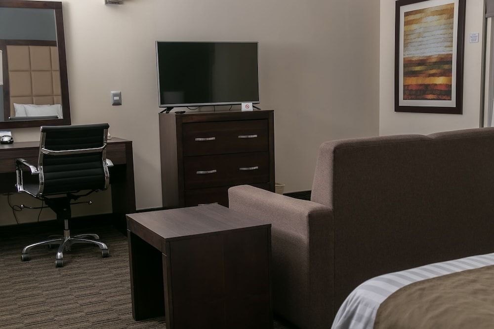 Best Western Plus Chihuahua Juventud Room, 1 King Bed, Non Smoking, Refrigerator & Microwave 15