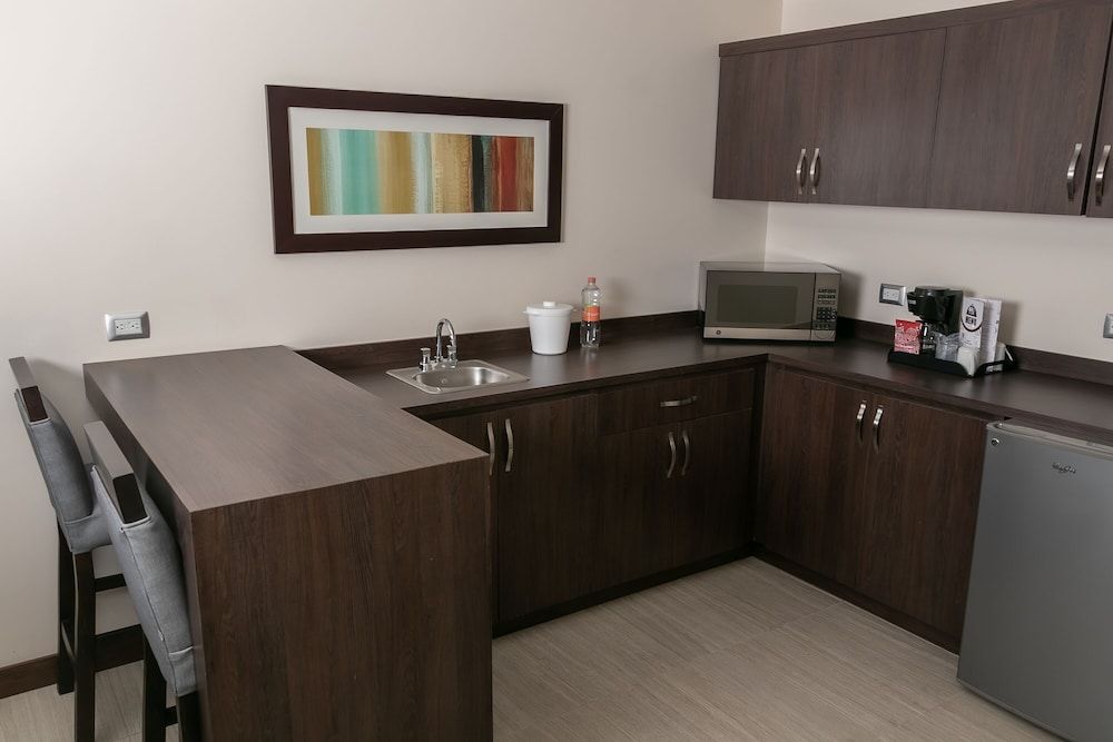 Best Western Plus Chihuahua Juventud Room, 1 King Bed, Non Smoking, Refrigerator & Microwave 12