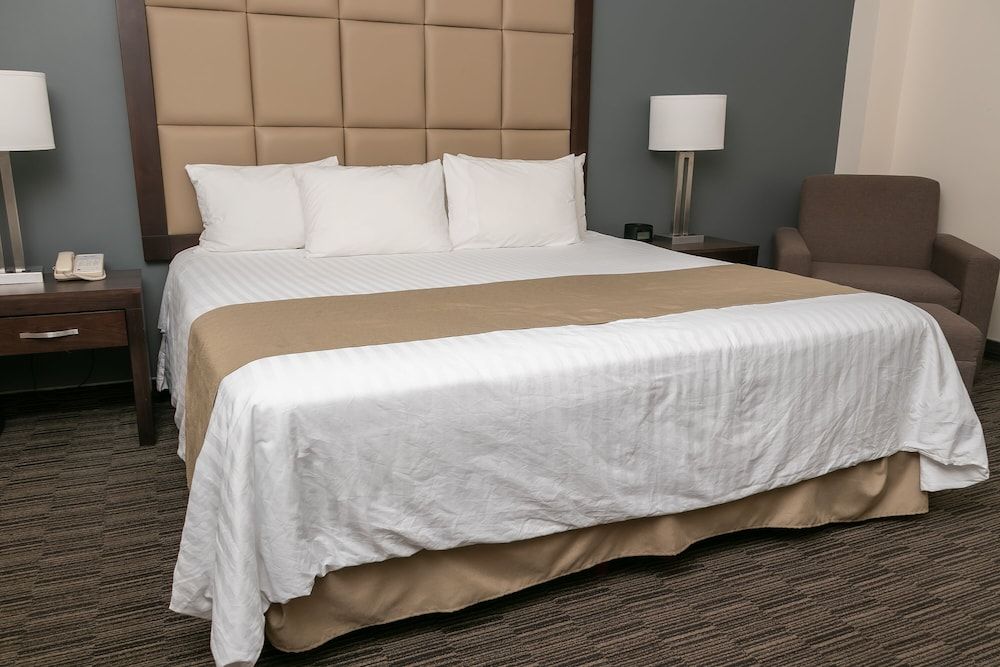 Best Western Plus Chihuahua Juventud Standard Room, 1 King Bed, Non Smoking, Refrigerator 3