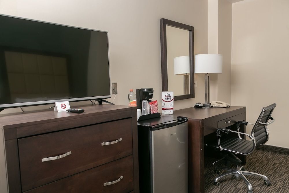 Best Western Plus Chihuahua Juventud Standard Room, 1 King Bed, Non Smoking, Refrigerator 13