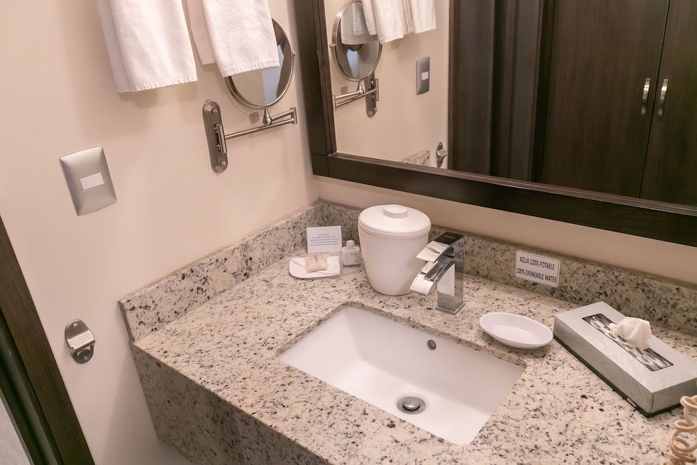 Best Western Plus Chihuahua Juventud Standard Room, 2 Queen Beds, Non Smoking, Refrigerator 9