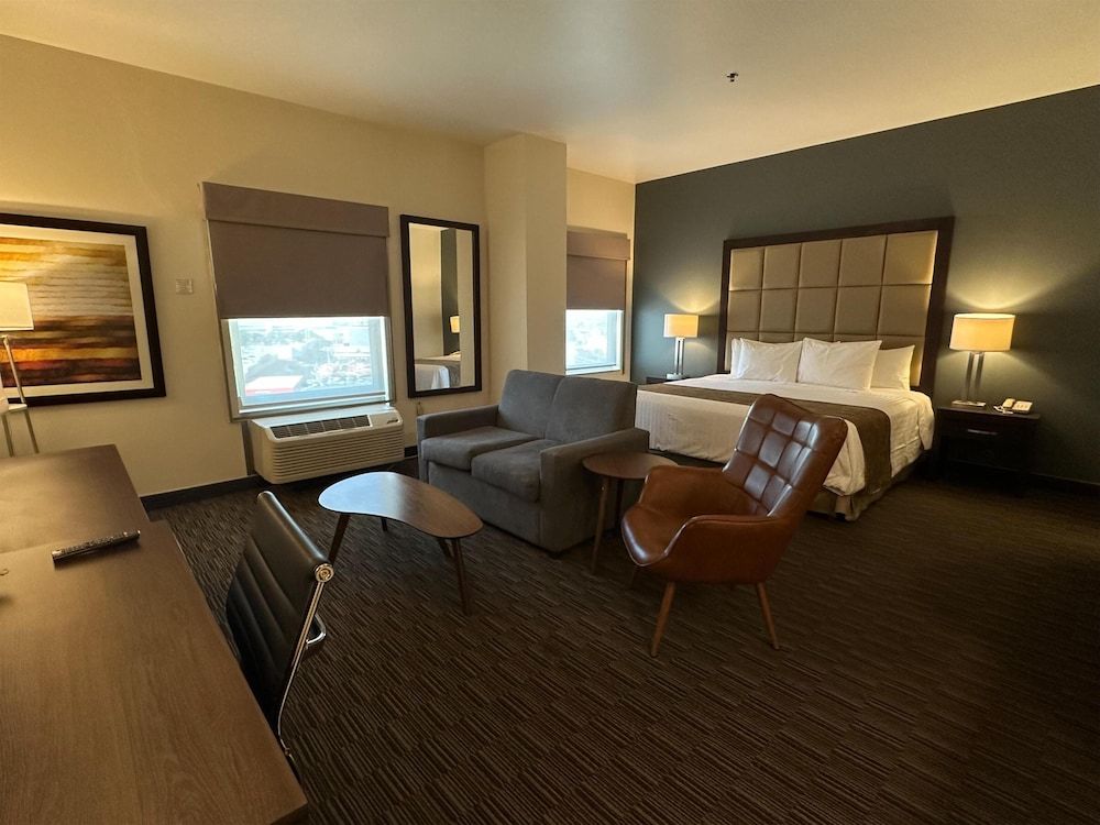 Best Western Plus Chihuahua Juventud Room, 1 King Bed, Non Smoking, Refrigerator & Microwave 4