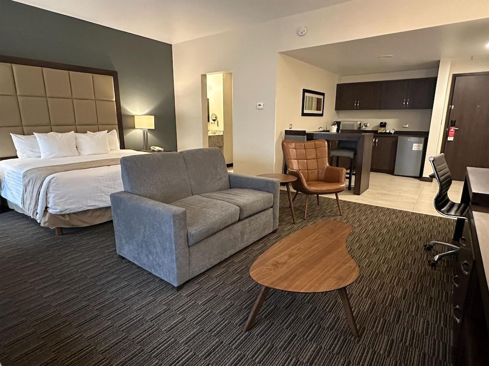 Best Western Plus Chihuahua Juventud Room, 1 King Bed, Non Smoking, Refrigerator & Microwave 2