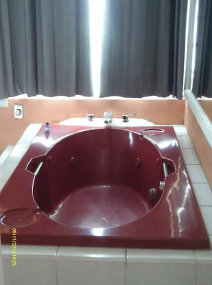 Hotel Las Villas Suite, Hot Tub 3