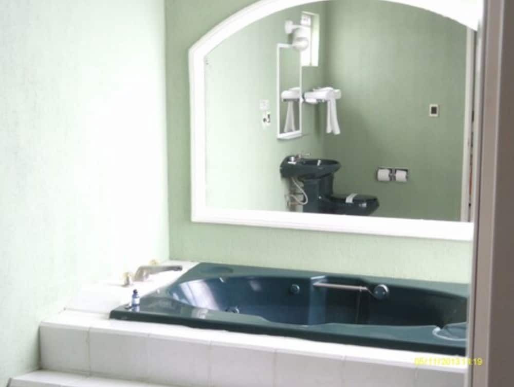 Hotel Las Villas Suite, Hot Tub 6