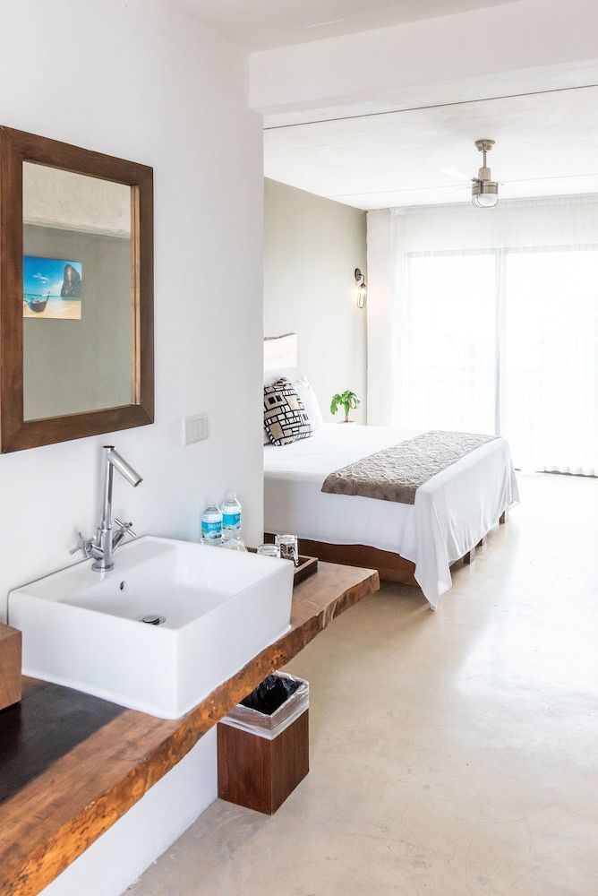 Hotel52 Standard Room, 1 King Bed 3