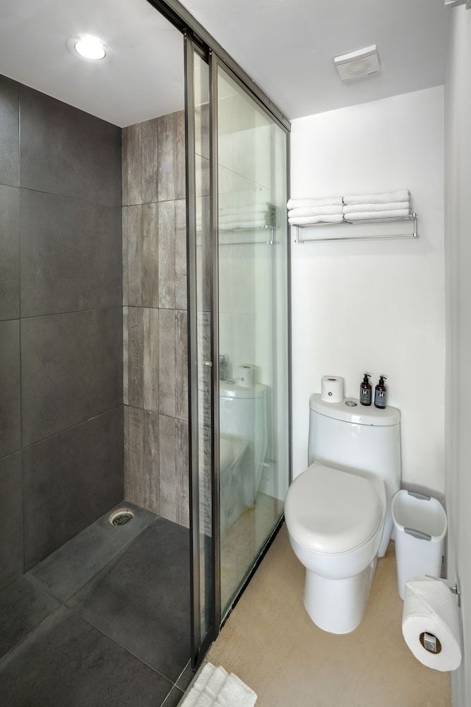 Hotel52 Standard Room, 1 King Bed 6