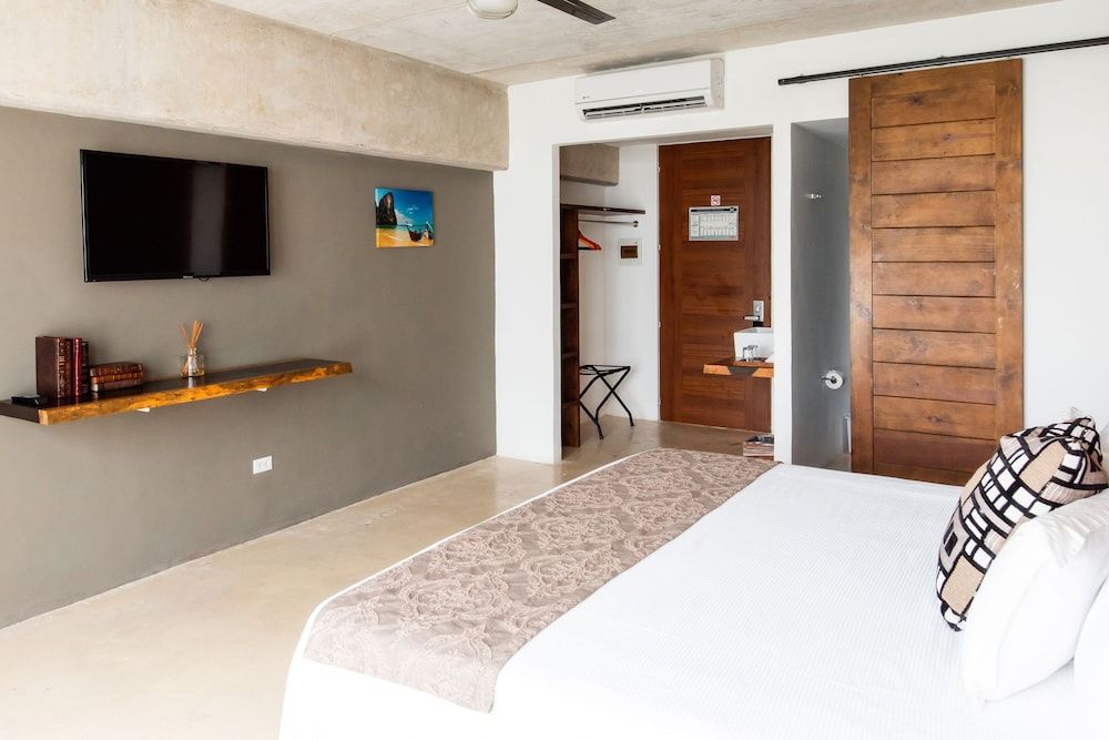 Hotel52 Standard Room, 1 King Bed 4