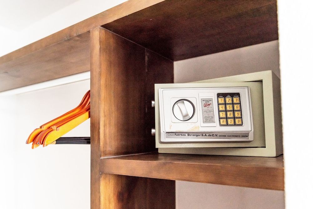 Hotel52 Standard Room, 1 King Bed 10