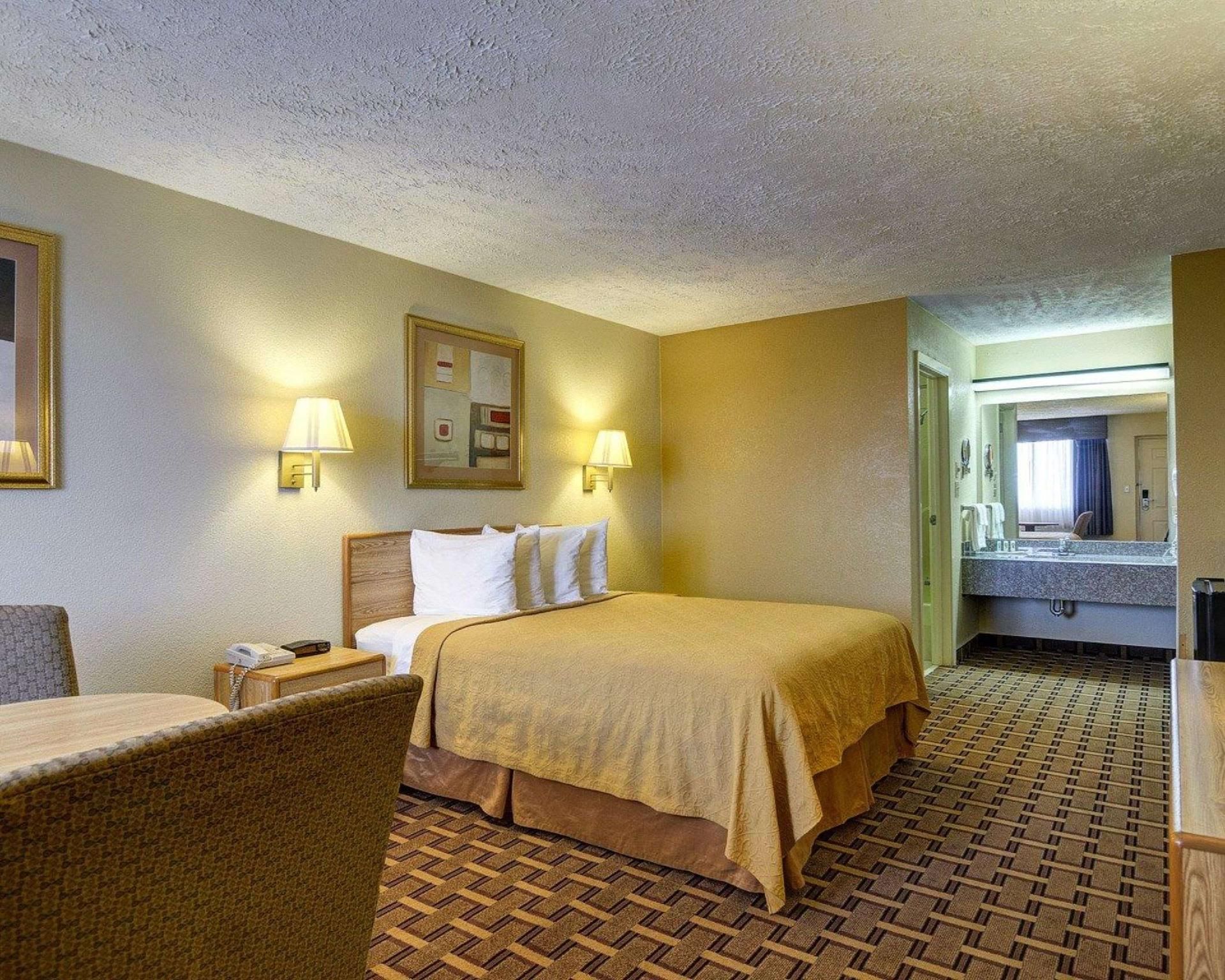 1 Queen Bed, Smoking