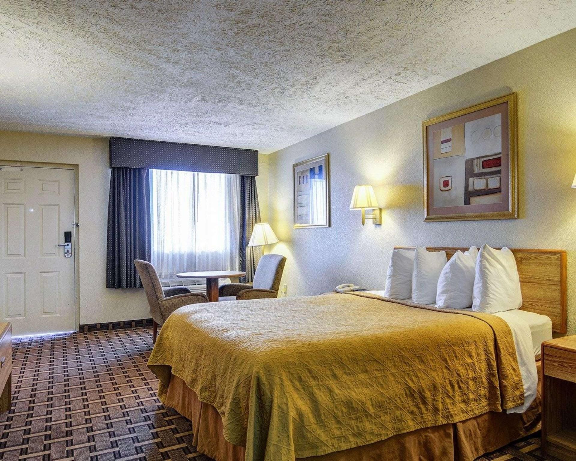 1 Queen Bed, Smoking