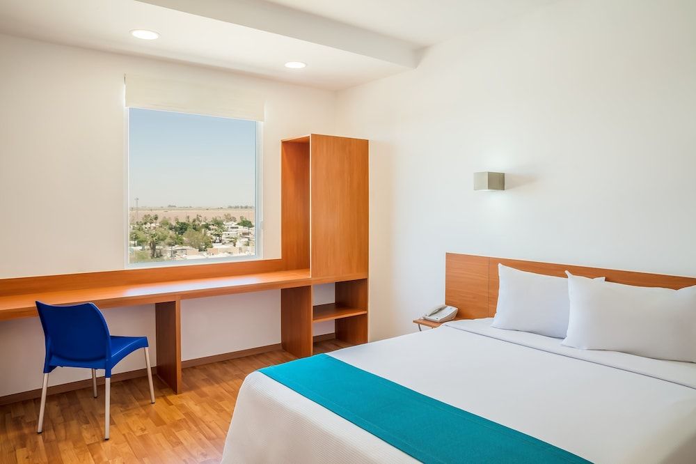 One Mexicali Superior Room, 1 Queen Bed 5