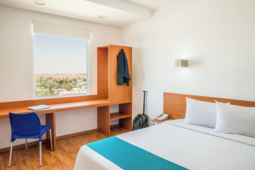 One Mexicali Superior Room, 1 Queen Bed 3