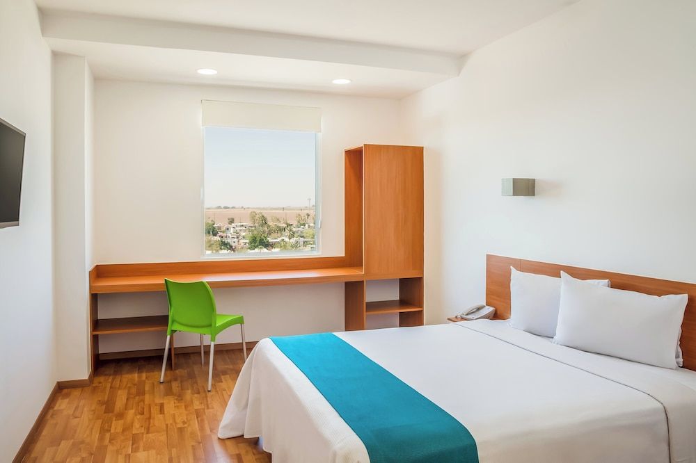 One Mexicali Superior Room, 1 Queen Bed 4