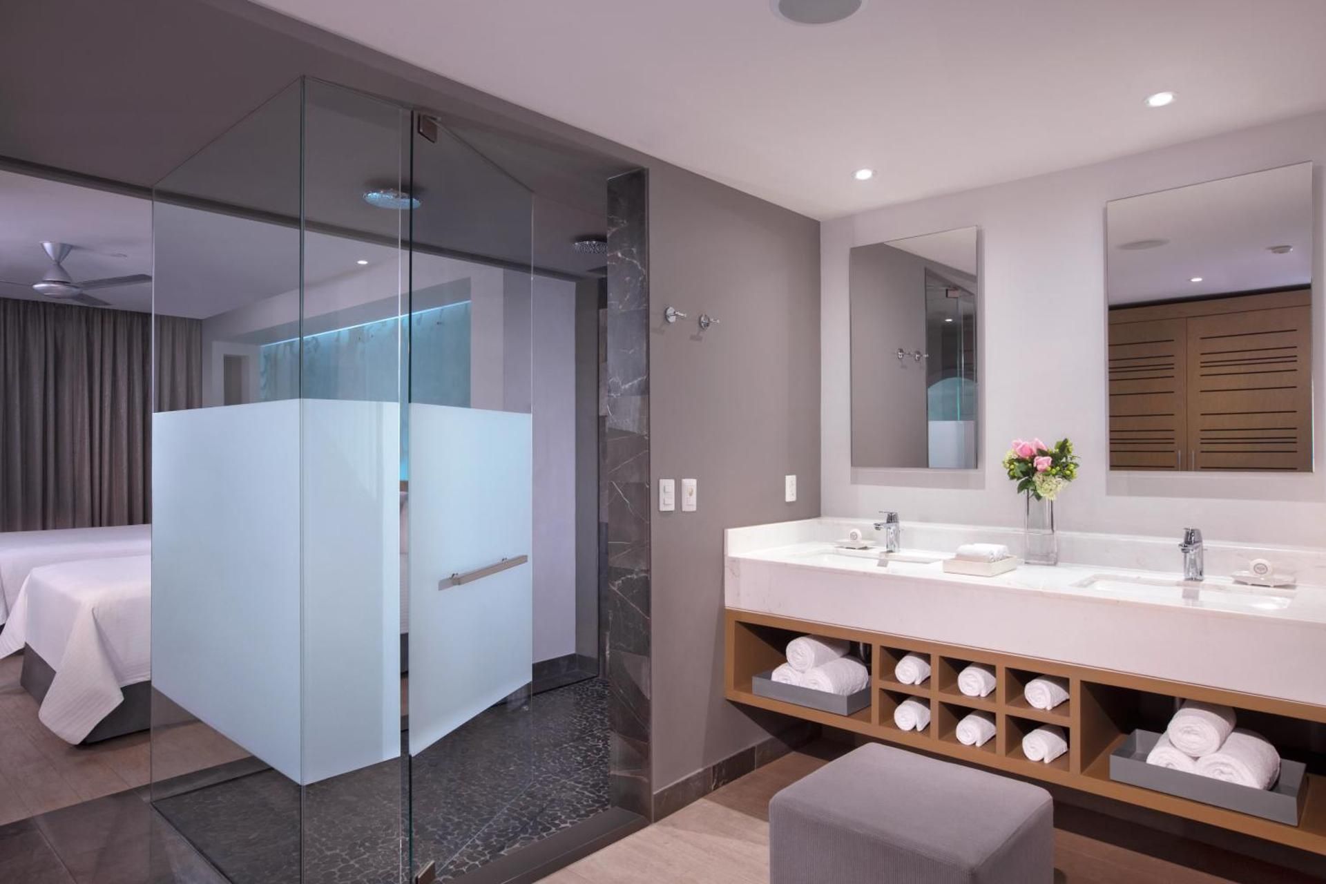 Xhale Club Junior Suite Ocean Front Double - All Inclusive