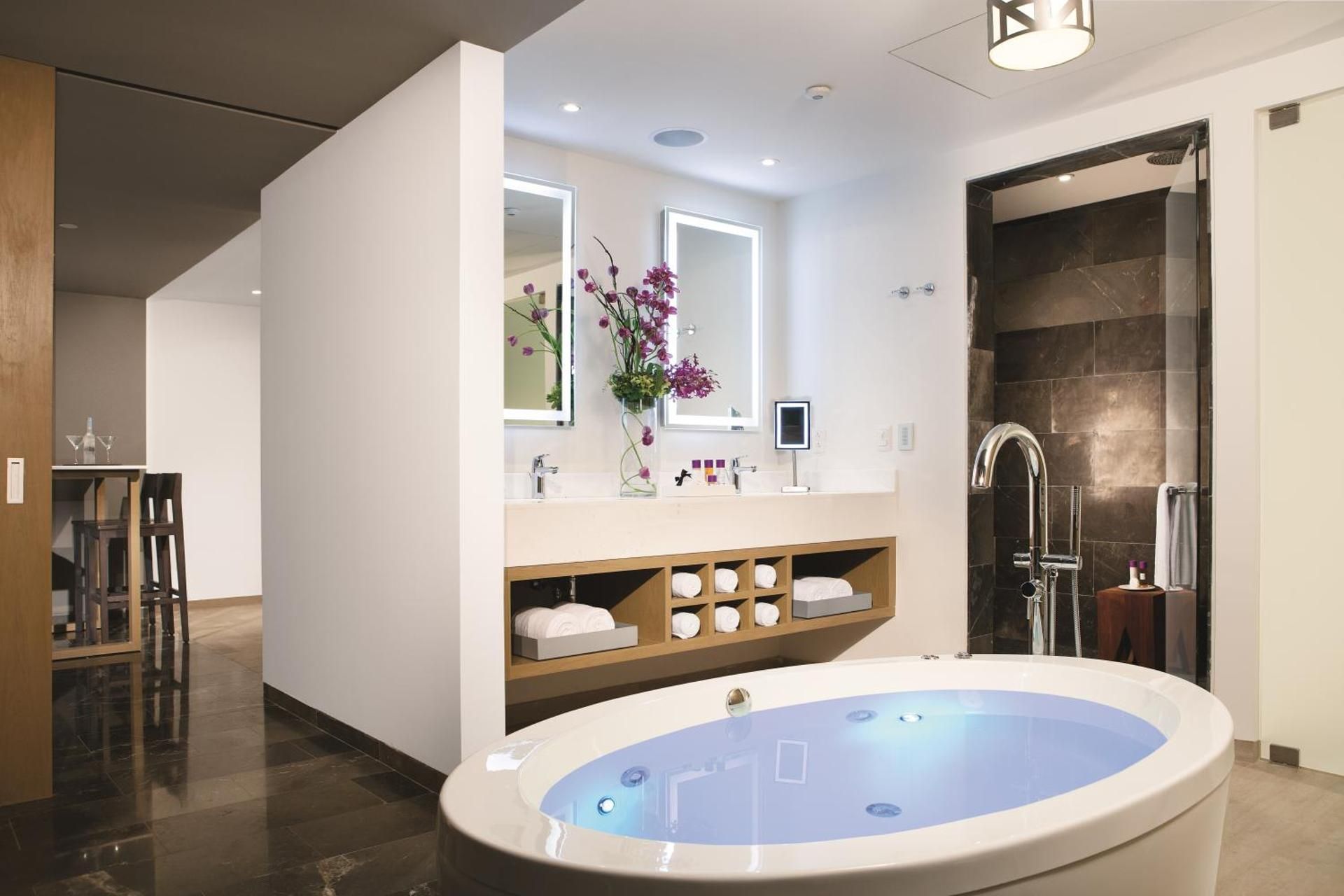 Xhale Club Master Suite Ocean Front King - All Inclusive