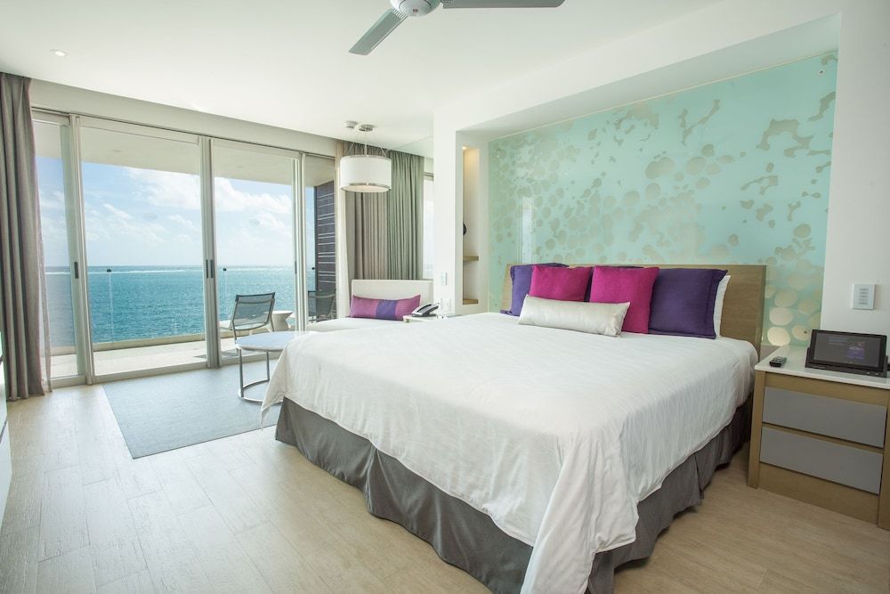 Xhale Club Junior Suite Ocean Front King