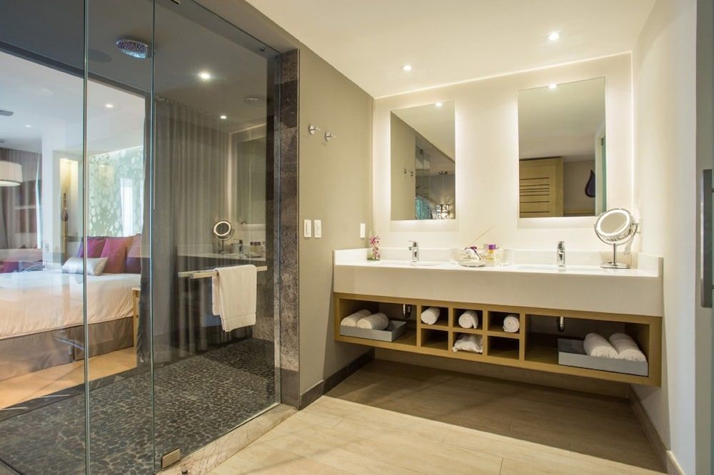 Xcelerate Junior Suite Swim Out Ocean Front King