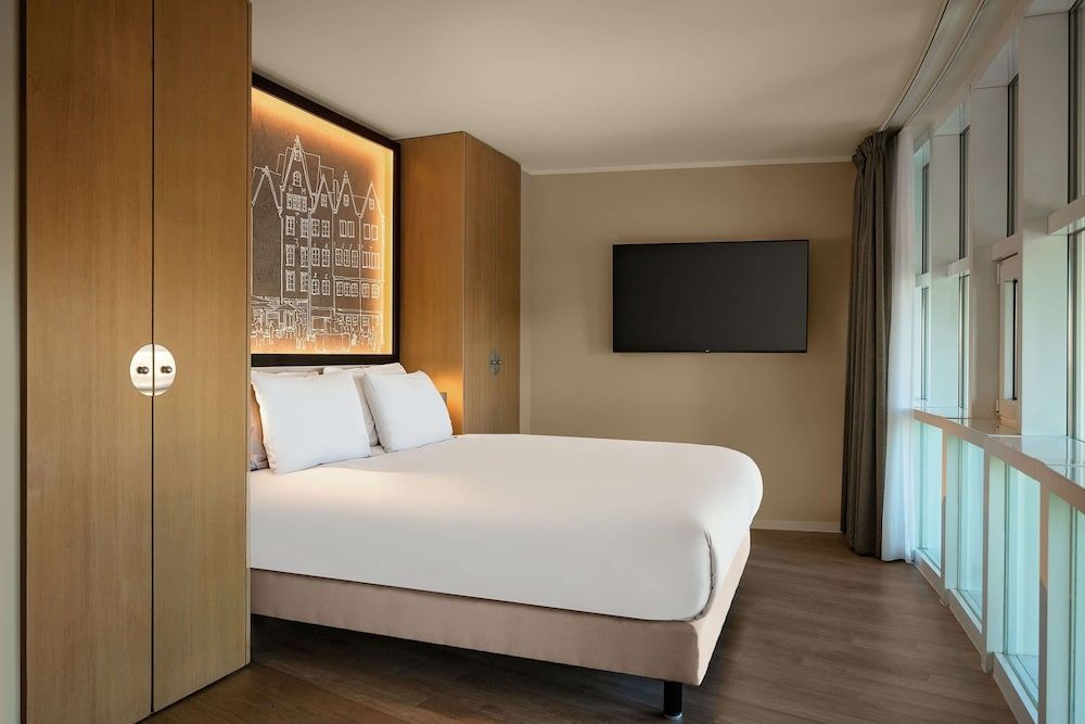Wasserturm Hotel Cologne, Curio Collection by Hilton Standard Room, 1 Queen Bed (Aqua) 3