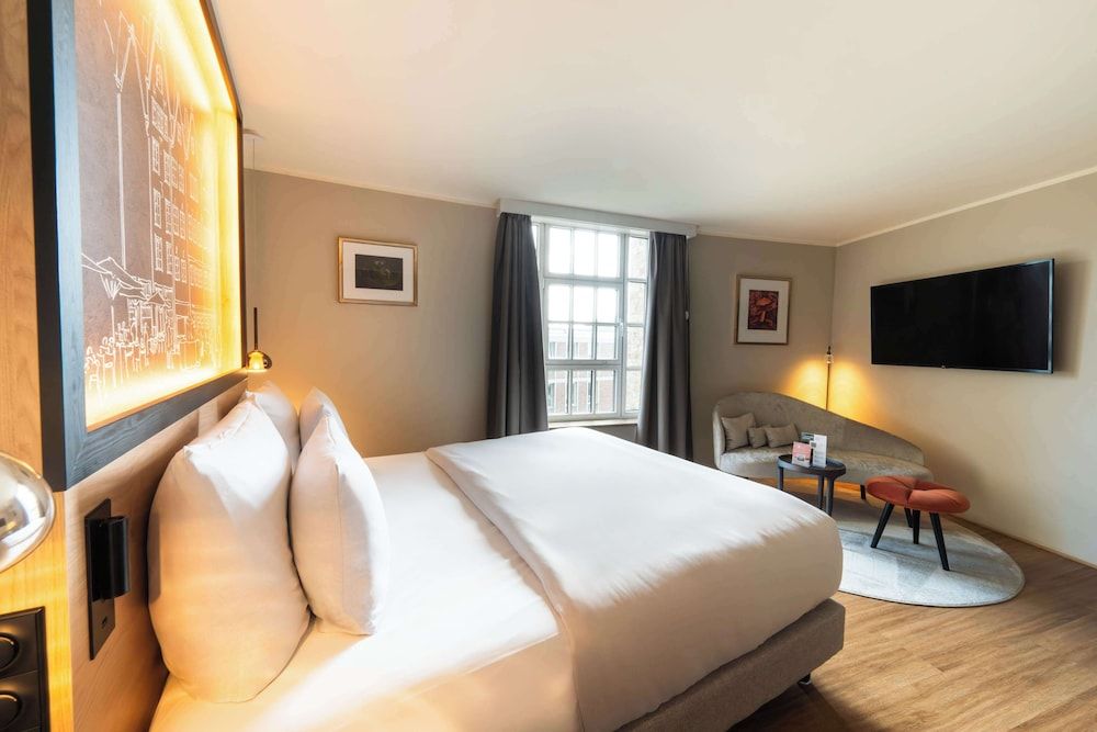 Wasserturm Hotel Cologne, Curio Collection by Hilton Standard Room, 1 Queen Bed (Aqua) 7