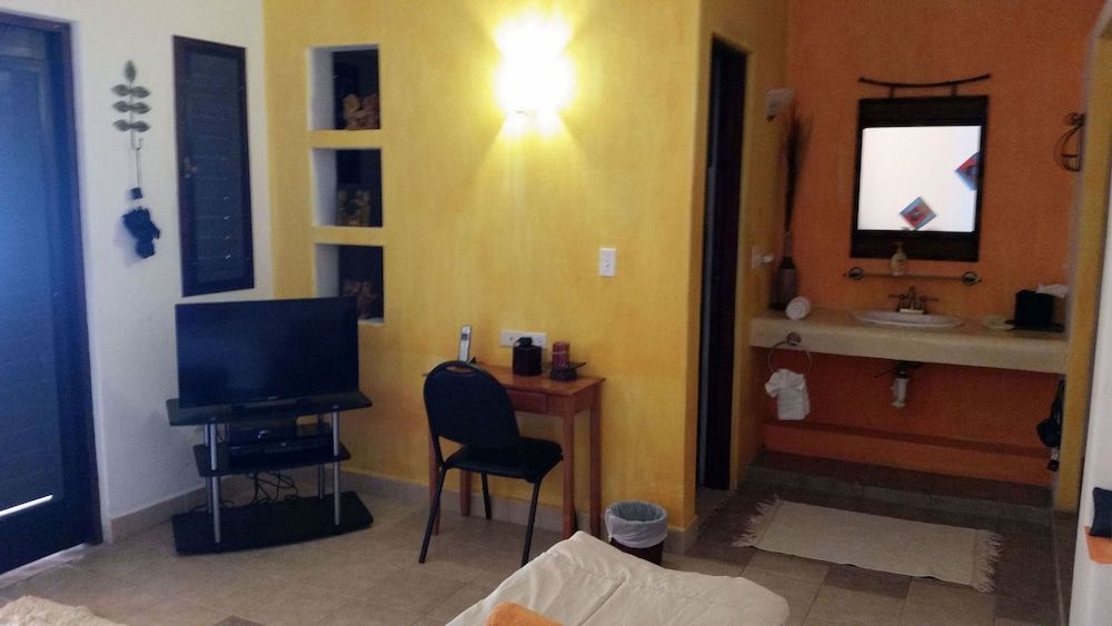 Casita de Maya Boutique Hotel Deluxe Room, 1 Queen Bed, Accessible, Pool View 10