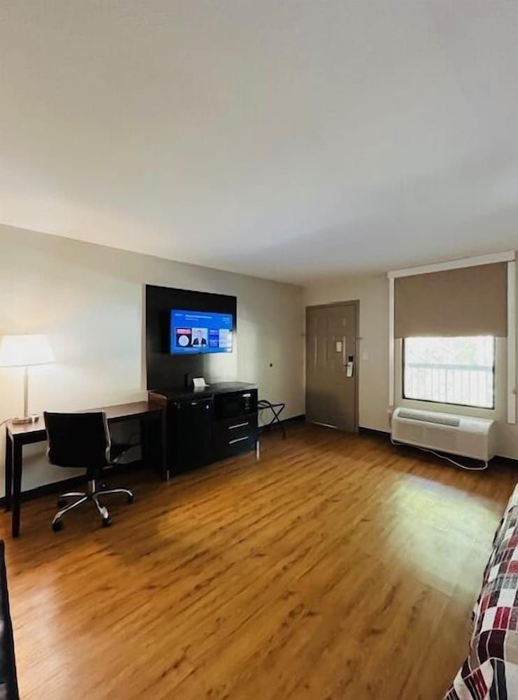 Red Roof Inn Gulf Shores Superior Room, 1 King Bed, Accessible, Non Smoking 7