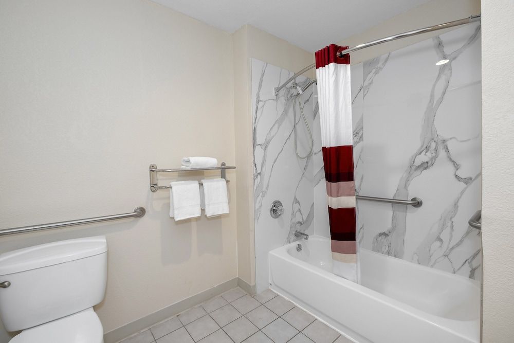 Red Roof Inn Gulf Shores Superior Room, 1 King Bed, Accessible, Non Smoking 4