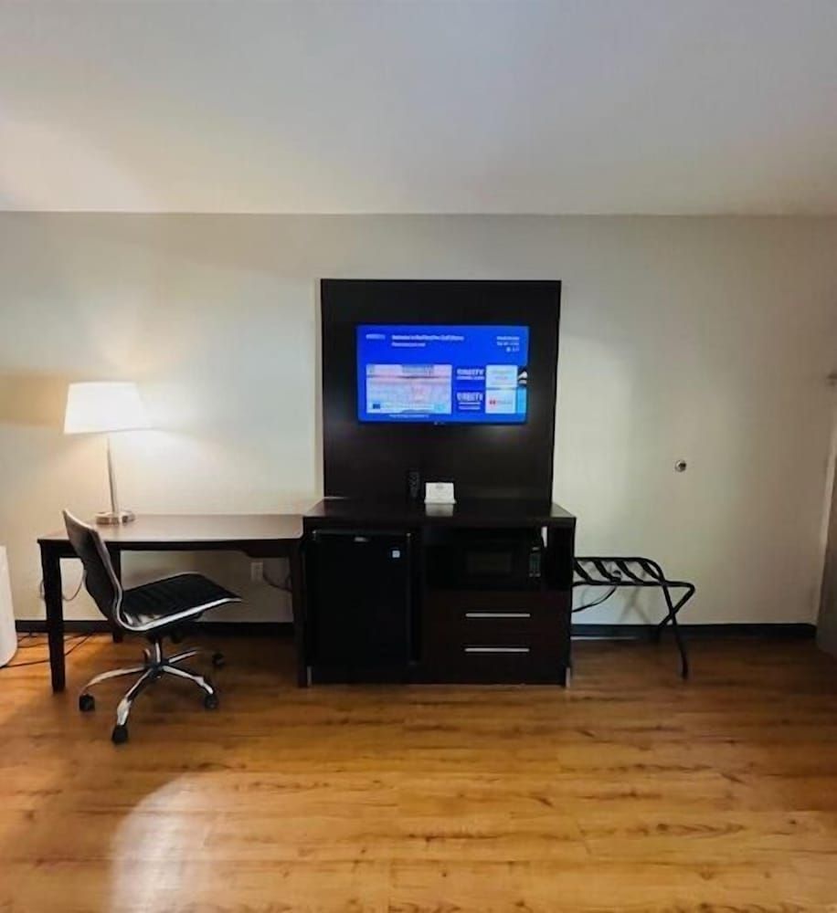 Red Roof Inn Gulf Shores Superior Room, 1 King Bed, Accessible, Non Smoking 8