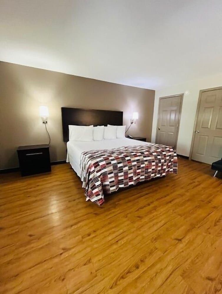 Red Roof Inn Gulf Shores Superior Room, 1 King Bed, Accessible, Non Smoking 3