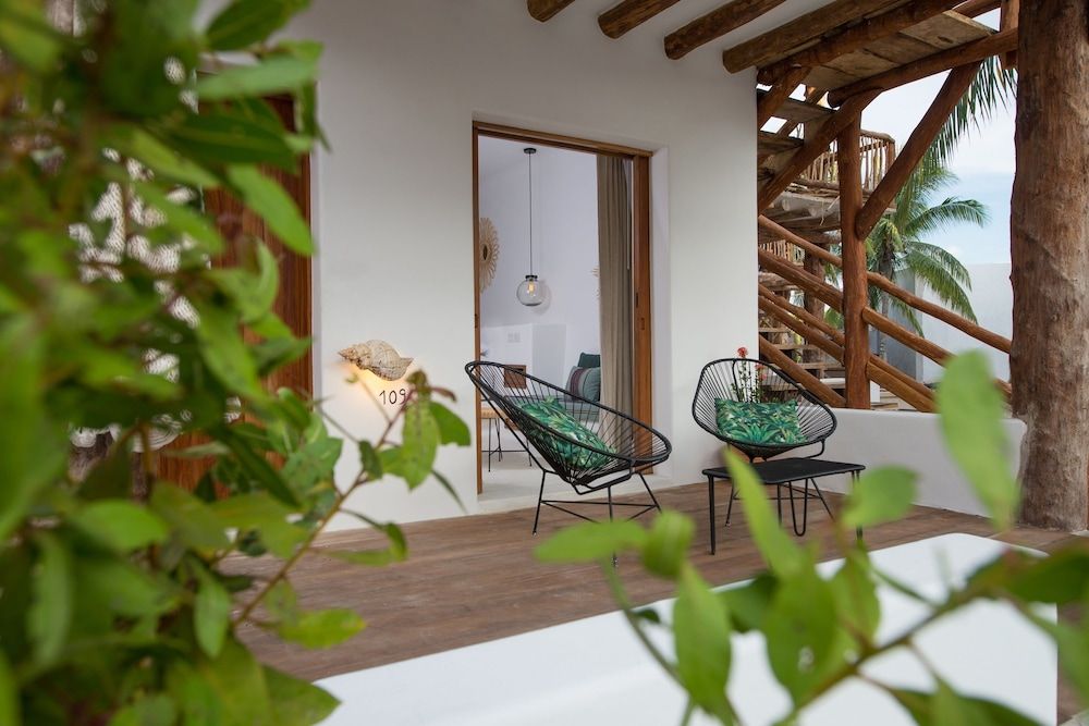 Junior Suite with private pool: 2 queen beds