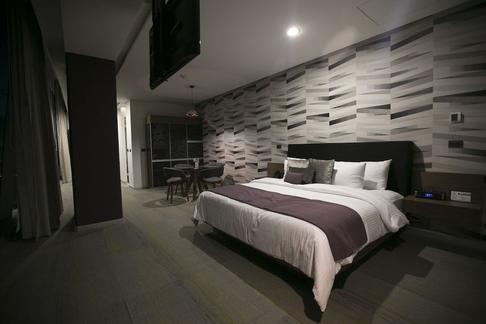 Hotel Belo Grand Morelia Master Suite 1 king bed and 2 Double Bed 2