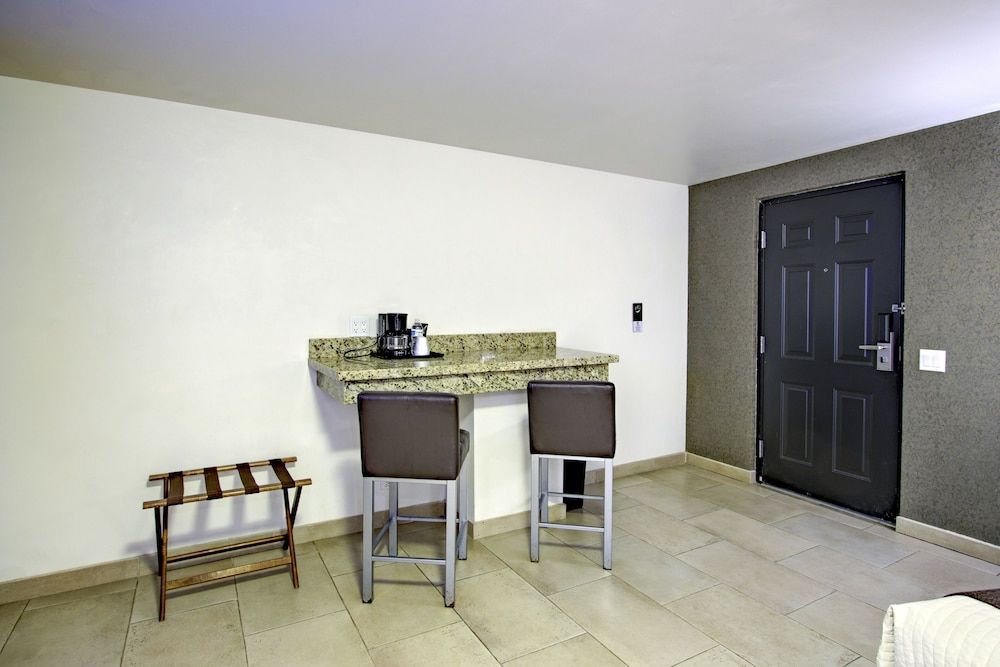 Hotel La Pinta Standard Room, 1 King Bed 3