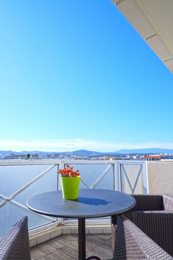 AC Hotel by Marriott Ambassadeur Antibes - Juan Les Pins Room, 1 Queen Bed, Balcony, City View (Balcony) 5