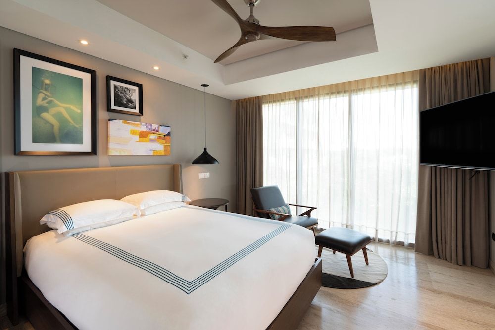 1 King Bed (Downtown House)