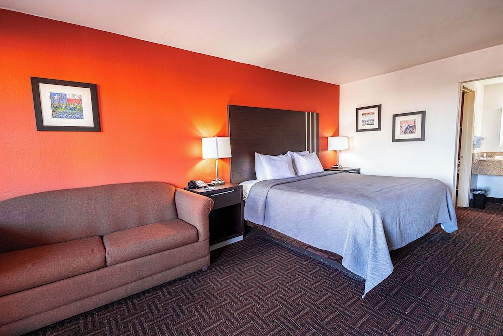 Quality Inn Standard Room, 1 King Bed, Non Smoking 4