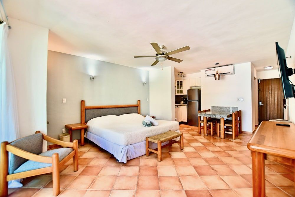 Solymar Condo by Casago Deluxe Room 6