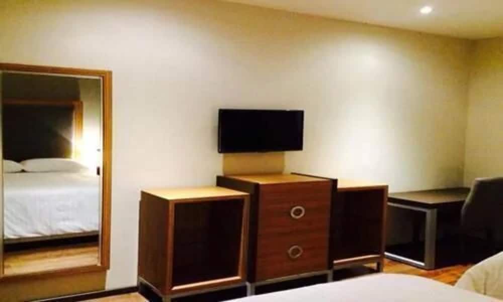 MBM Red Sun Standard Room, 2 Double Beds 4