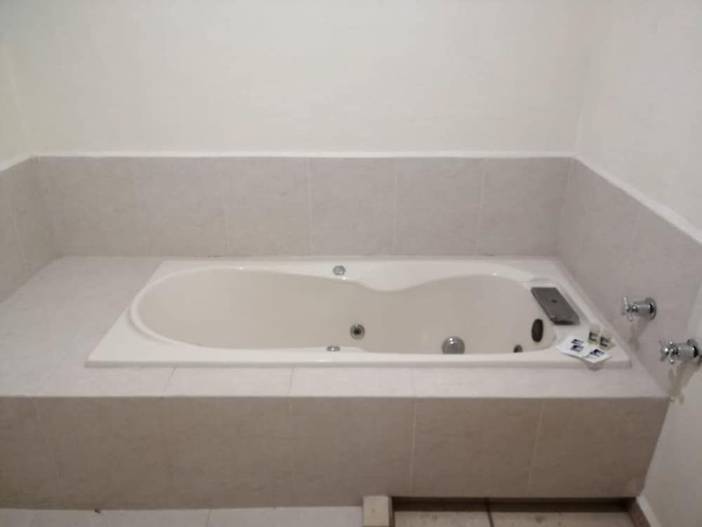 Hotel JS Premium room with Air conditioning and Bathub 6