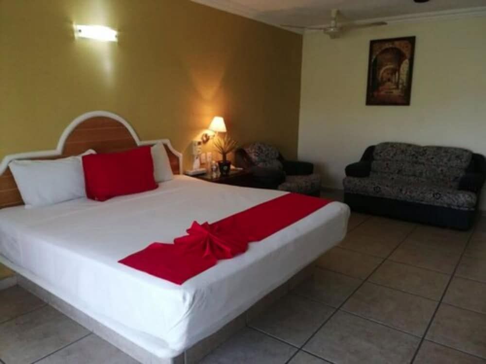 Hotel JS Basic room with 1 King bed and Fan (No air conditoning) 2