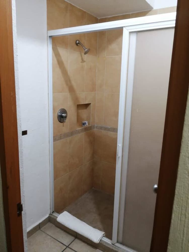 Hotel JS Basic room with 1 King bed and Fan (No air conditoning) 3