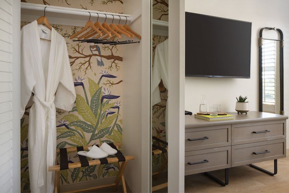 The Steward, Santa Barbara, a Tribute Portfolio Hotel Standard Suite, 1 Bedroom (Mobility/Hearing Access, Roll-in Shwr) 4