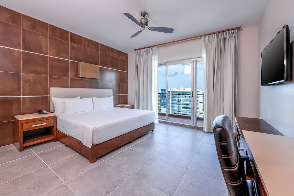 undefined Krystal Urban Cancun & Beach Club 5