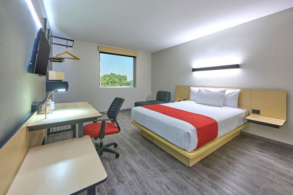 City Express by Marriott Ciudad de México Aeropuerto Room, 1 Queen Bed, Non Smoking 2