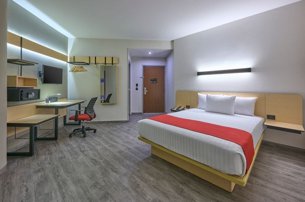 City Express by Marriott Ciudad de México Aeropuerto Room, 1 Queen Bed, Non Smoking 4