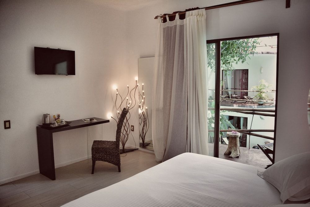 Kinbe Deluxe Boutique Hotel Deluxe Double Room, 1 King Bed, Balcony, Pool View 8