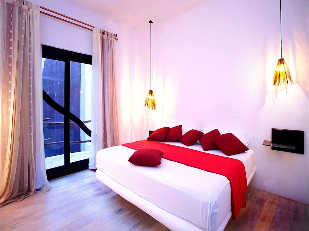 Kinbe Deluxe Boutique Hotel Deluxe Double Room, 1 King Bed, Balcony, Pool View 7