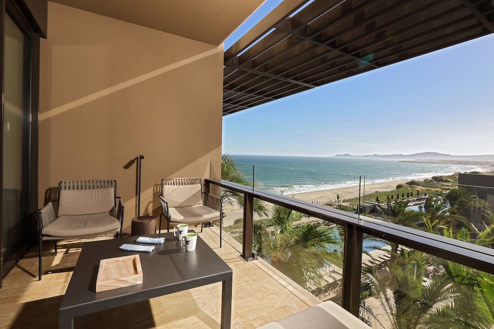 Deluxe Room, 1 King Bed, Non Smoking, Ocean View (Balcony)