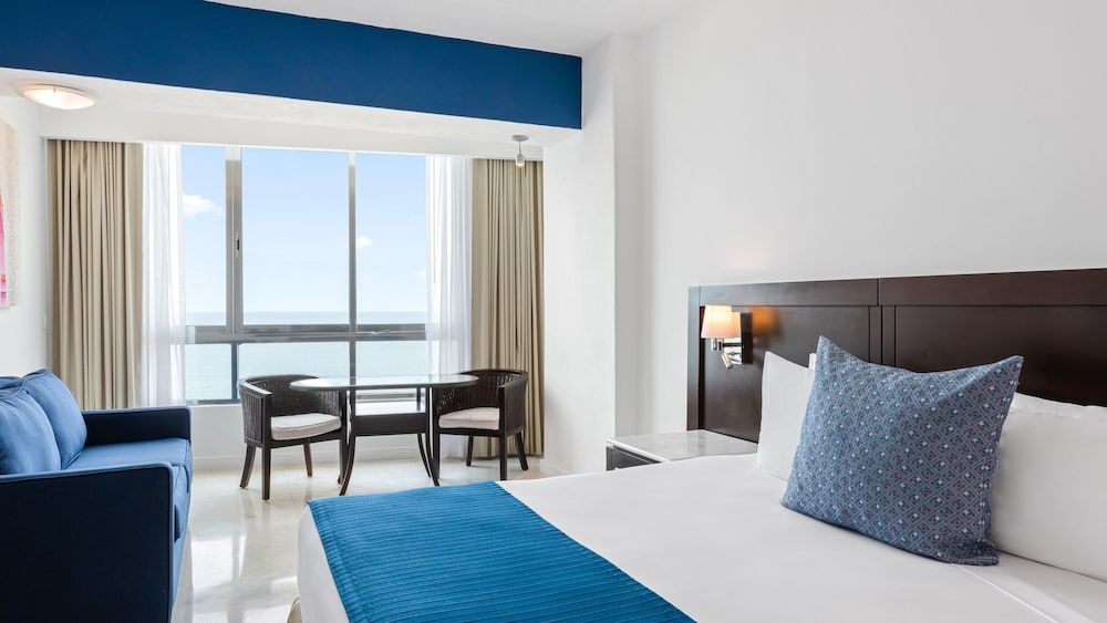 Park Royal Beach Mazatlán Deluxe Room Ocean View King 4